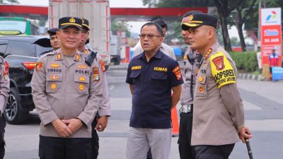 Kapolres Metro Bekasi Komisaris Besar Pol. Mustofa (kanan) melakukan pengecekan area rehat Km 39 Ruas Tol Jakarta-Cikampek di Kecamatan Cikarang Pusat, Kabupaten Bekasi