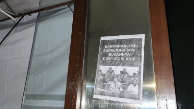 Perusakan gedung DPRD Kota Bekasi usai aksi demonstrasi massa yang mengatasnamakan masyarakat sipil Bekasi Raya. Foto: Joy/Gobekasi.id
