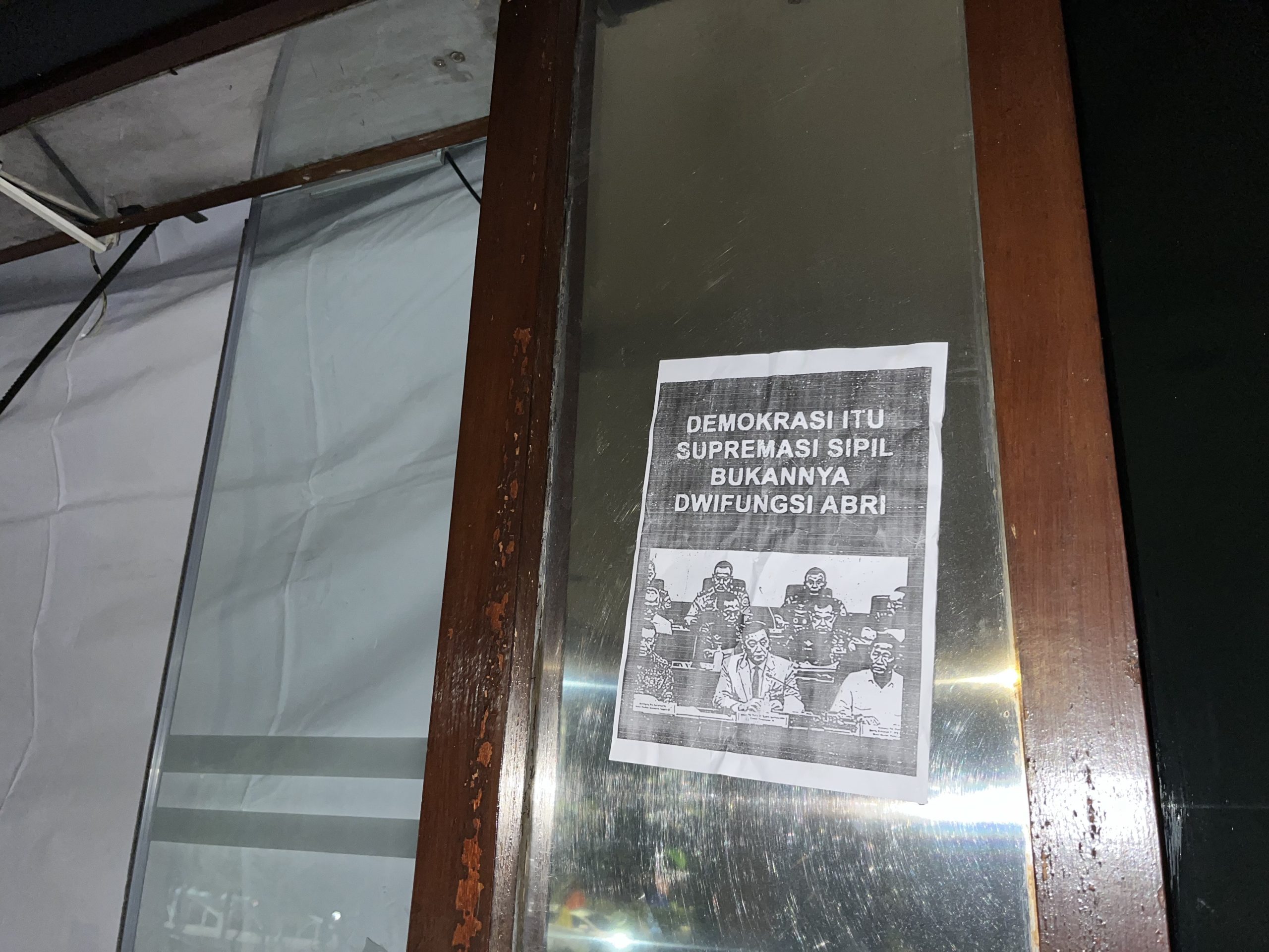 Perusakan gedung DPRD Kota Bekasi usai aksi demonstrasi massa yang mengatasnamakan masyarakat sipil Bekasi Raya. Foto: Joy/Gobekasi.id