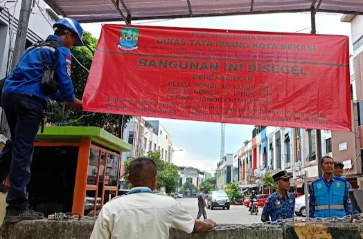 Penyegelan Gate Parkir Paguyuban RSNK oleh Distaru Kota Bekasi