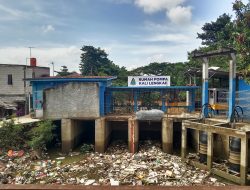 Sampah Menumpuk di Pintu Air Kali Lengkak