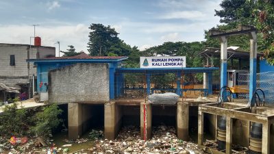 Kondisi sampah menumpuk di pintu air Kali Lengkak