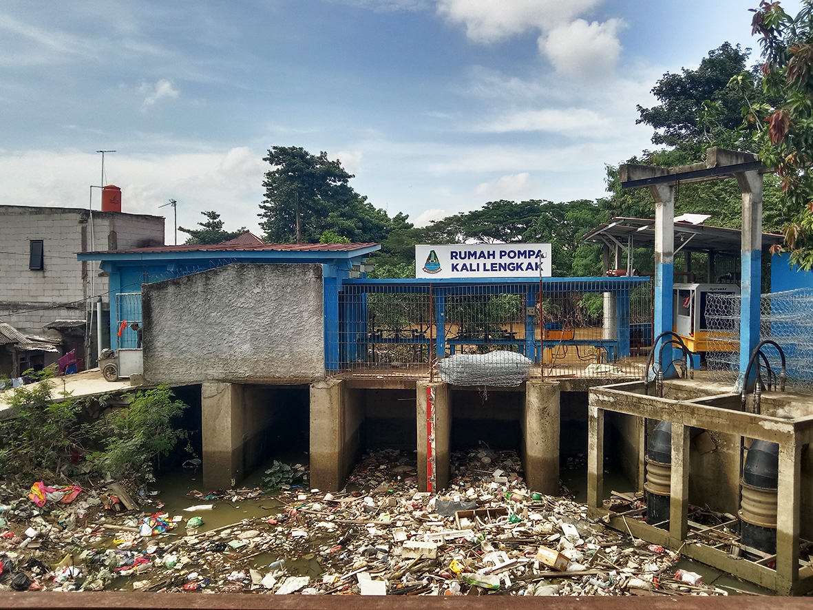 Kondisi sampah menumpuk di pintu air Kali Lengkak