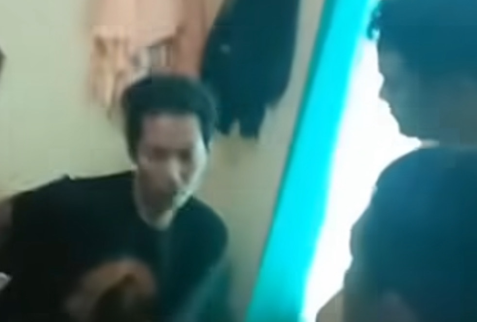 Tangkapan layar dari video saat polisi meringkus AFW alias ZI yang membawa kabur seorang gadis asal Cikarang Utara.