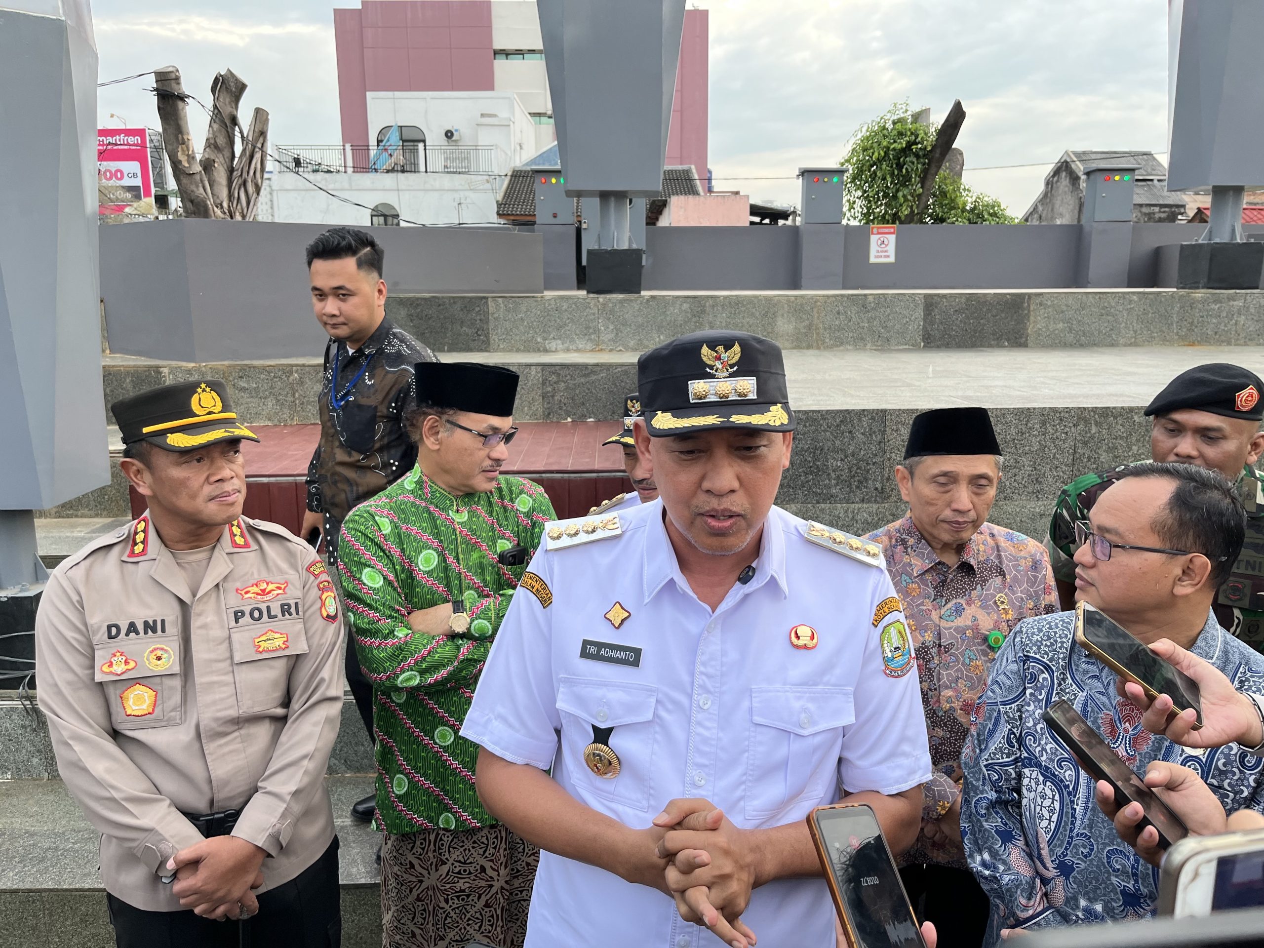 Wali Kota Bekasi Tri Adhianto dan Kapolres Metro Bekasi Kota Kombes Dani Hamdani seusai apel gelar pasukan.Foto: Joy/Gobekasi.id
