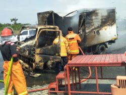 Truk Bermuatan Sepatu Terbakar Usai Kecelakaan Tunggal di Tol Tambun Selatan
