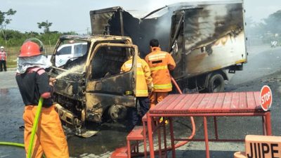 Ilustrasi Mobil Truk Terbakar