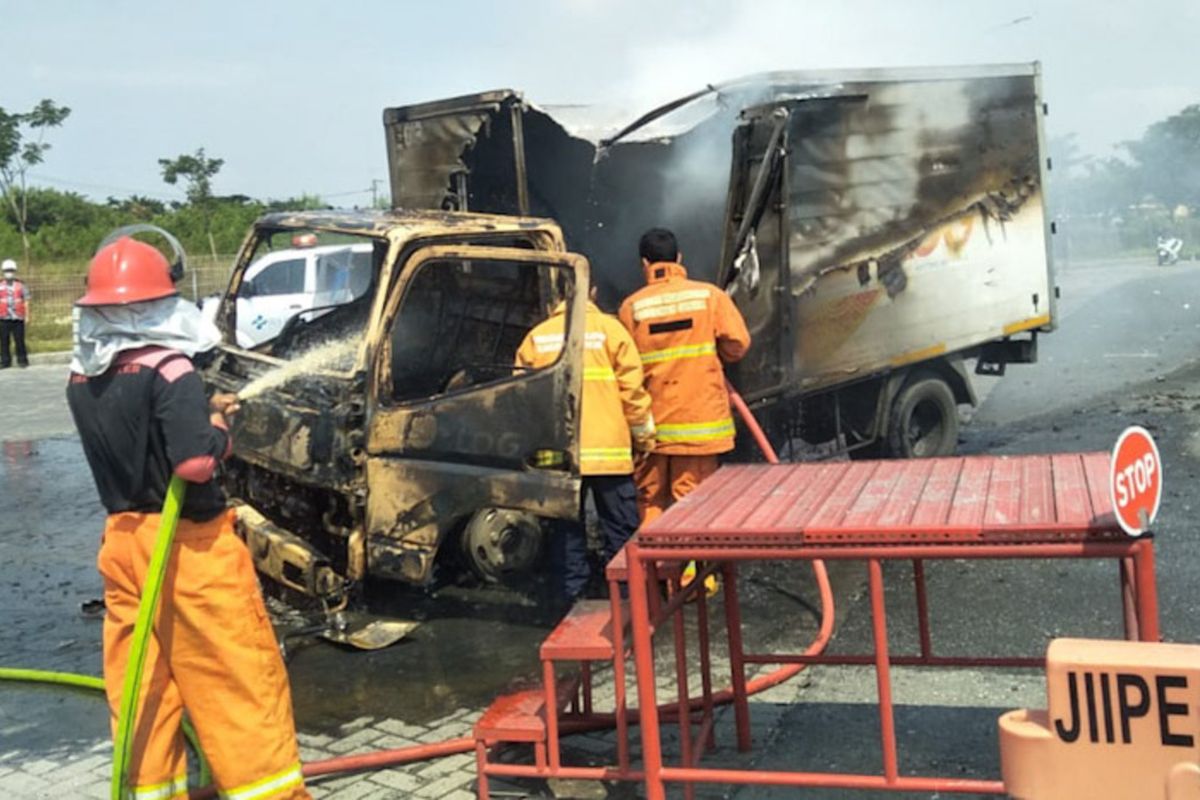 Ilustrasi Mobil Truk Terbakar
