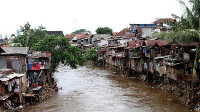 Ilustrasi bangunan di bantaran sungai