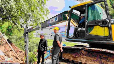 Pemkab Bekasi melalui Dinas Sumber Daya Air, Bina Marga, dan Bina Konstruksi (SDABMBK) sedang melakukan perbaikan Jembatan Jati Wangi di Kampung Babakan, Desa Jatiwangi, Kecamatan Cikarang Barat, yang putus akibat longsor.