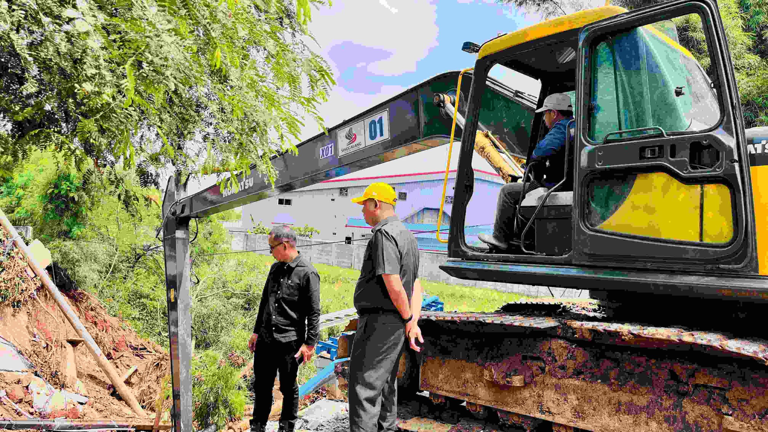 Pemkab Bekasi melalui Dinas Sumber Daya Air, Bina Marga, dan Bina Konstruksi (SDABMBK) sedang melakukan perbaikan Jembatan Jati Wangi di Kampung Babakan, Desa Jatiwangi, Kecamatan Cikarang Barat, yang putus akibat longsor.
