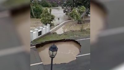 Jembatan Kemang Pratama amblas diterjang arus Kali Bekasi