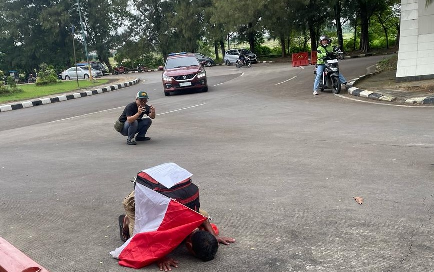 Karsin (49), seorang tenaga kependidikan sujud syukur saat tiba di Komplek Pemkab Bekasi, Selasa (25/3). FOTO: ANDI MARDANI/RADAR BEKASI