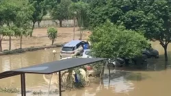 Kota Bekasi - Kendaraan di lokasi parkir Mega Bekasi Hypermall erendam banjir