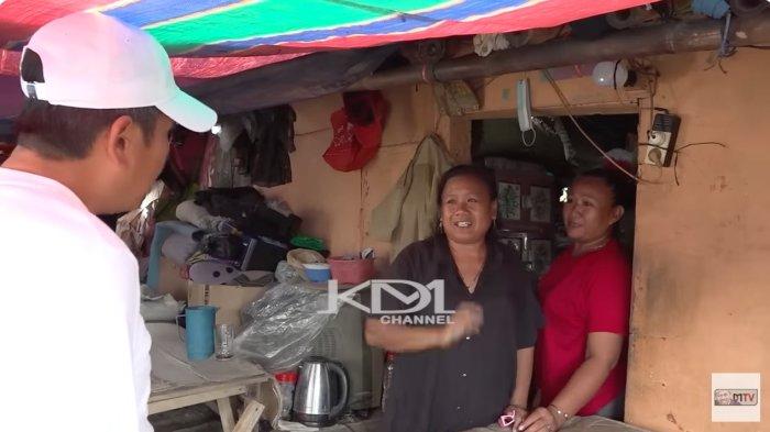 Satu keluarga berjumlah 15 orang tinggal di gubuk di Babelan, Kota Bekasi saat dikunjungi Dedi Mulyadi, dikutip dari tayangan Youtube KDM Channel, dikutip (17/3/2025). Sang Gubernur Jawa Barat dapati fakta memprihatinkan. Foto: Tangkjapan layar video youtube KDM