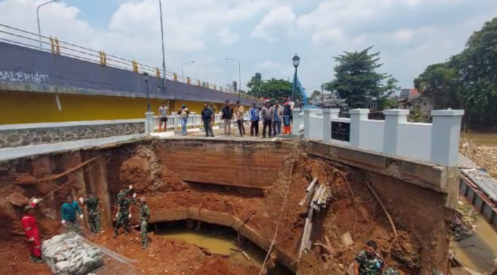 Kondisi Jembatan Kemang Pratama Kota Bekasi amblas