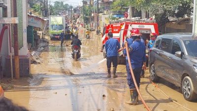 Pembersihan Lumpur oleh Disdamkarmat Kota Bekasi di Perumahan Pondok Gede Permai