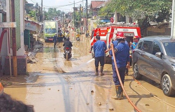 Pembersihan Lumpur oleh Disdamkarmat Kota Bekasi di Perumahan Pondok Gede Permai
