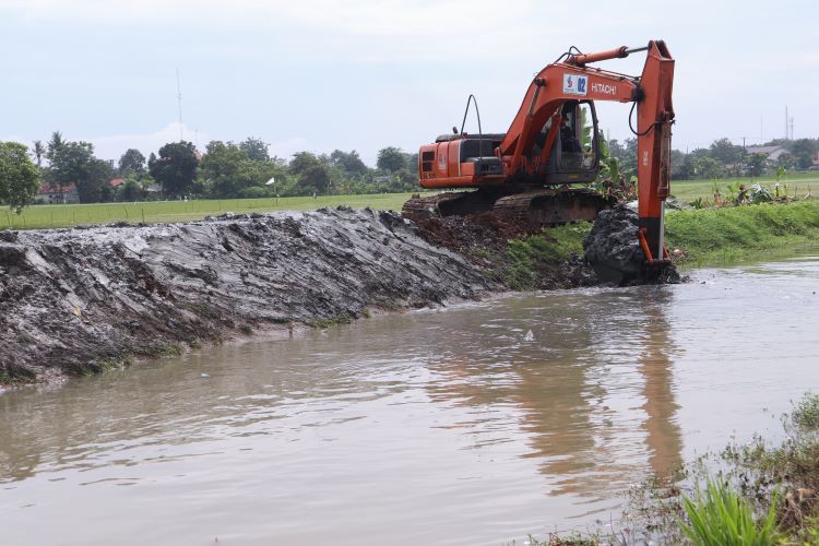 Satu unit alat berat excavator telah dikerahkan ke lokasi untuk memperbaiki kerusakan dan melakukan normalisasi saluran irigasi sepanjang 800 meter.