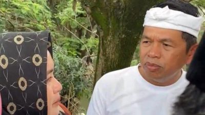 Seorang perempuan berkerudung bernama Irma Erpianah menghampiri Gubernur Jawa Barat, Dedi Mulyadi, saat dirinya memimpin pembongkaran bangunan liar (Bangli) di Kali Sepak, Desa Srijaya, Kecamatan Tambun Utara, Kabupaten Bekasi, pada Jumat (14/3/2025).