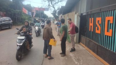 Polisi saat coba menggali keterangan pelaku pengaduan palsu korban begal di Setu