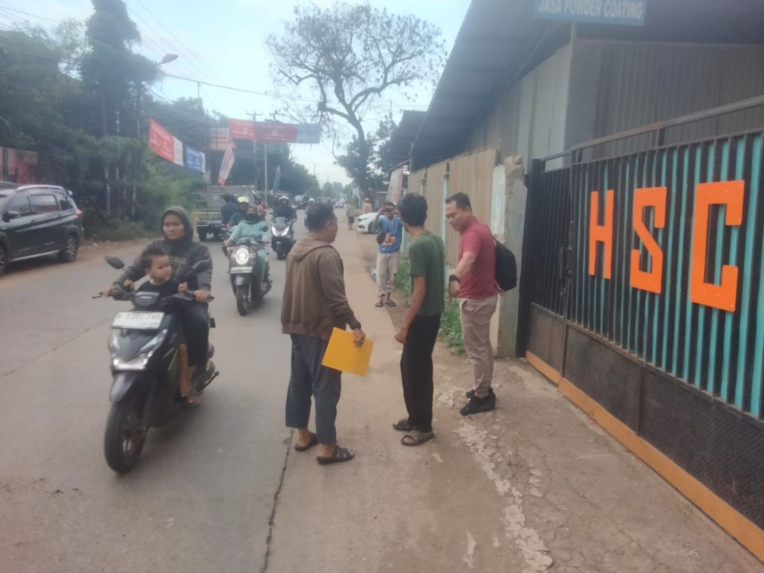 Polisi saat coba menggali keterangan pelaku pengaduan palsu korban begal di Setu