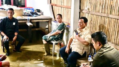 Presiden Prabowo Subianto mengunjungi Desa Bunibakti, Kecamatan Babelan, Kabupaten Bekasi, Jawa Barat, untuk meninjau lokasi banjir yang melanda wilayah tersebut, Sabtu (8/3/2025). Foto: Setpres