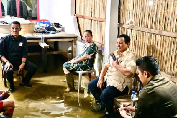 Presiden Prabowo Subianto mengunjungi Desa Bunibakti, Kecamatan Babelan, Kabupaten Bekasi, Jawa Barat, untuk meninjau lokasi banjir yang melanda wilayah tersebut, Sabtu (8/3/2025). Foto: Setpres