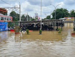 Banjir di Stasiun Bekasi Ganggu Aktivitas Penumpang, Ratusan Motor Terendam
