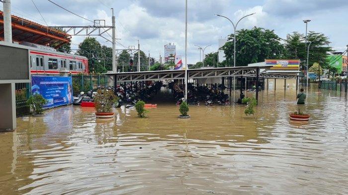 Ratusan Motor yang terparkir di Stasiun Bekasi terendam banjir