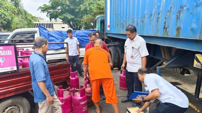 Lahan kosong di Jalan Raya Kampung Setu, Kelurahan Bintara Jaya, Bekasi Barat, Kota Bekasi diduga dijadikan tempat penampungan gas LPG 12 Kg.Polda Metro Jaya gerebek lahan kosong yang jadi tempat penampungan tabung gas ilegal LPG 12 Kg di Kota Bekasi. Modus mirip Minyakita. (Istimewa)