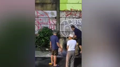 Tangkapan layar video warga bobol tembok saat banjir Bekasi