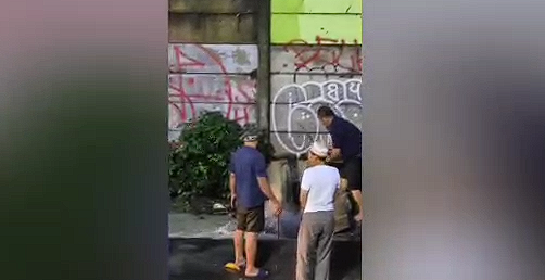 Tangkapan layar video warga bobol tembok saat banjir Bekasi