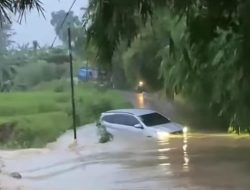 Mobil Hanyut Terbawa Arus Banjir di Setu, Pengemudi Selamat