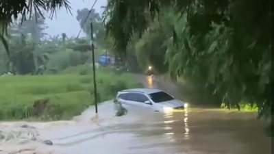 Tangkapan layar video mobil terseret arus banjir di Setu, Kabupaten Bekasi, Selasa (4/3/2025).