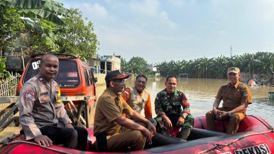 Petugas saat menyisir banjir di Kampung Lebak Teluk Pucung. Foto: Ist