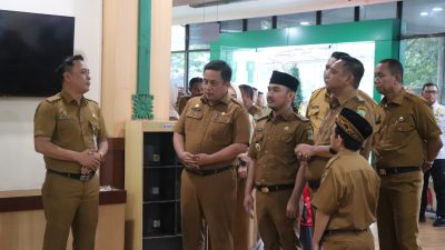 Sekretaris Daerah Kabupaten Bekasi, Dedy Supriyadi bersama Bupati dan Wakil Bupati meninjau pelayanan masyarakat usai apel. Foto: Ist
