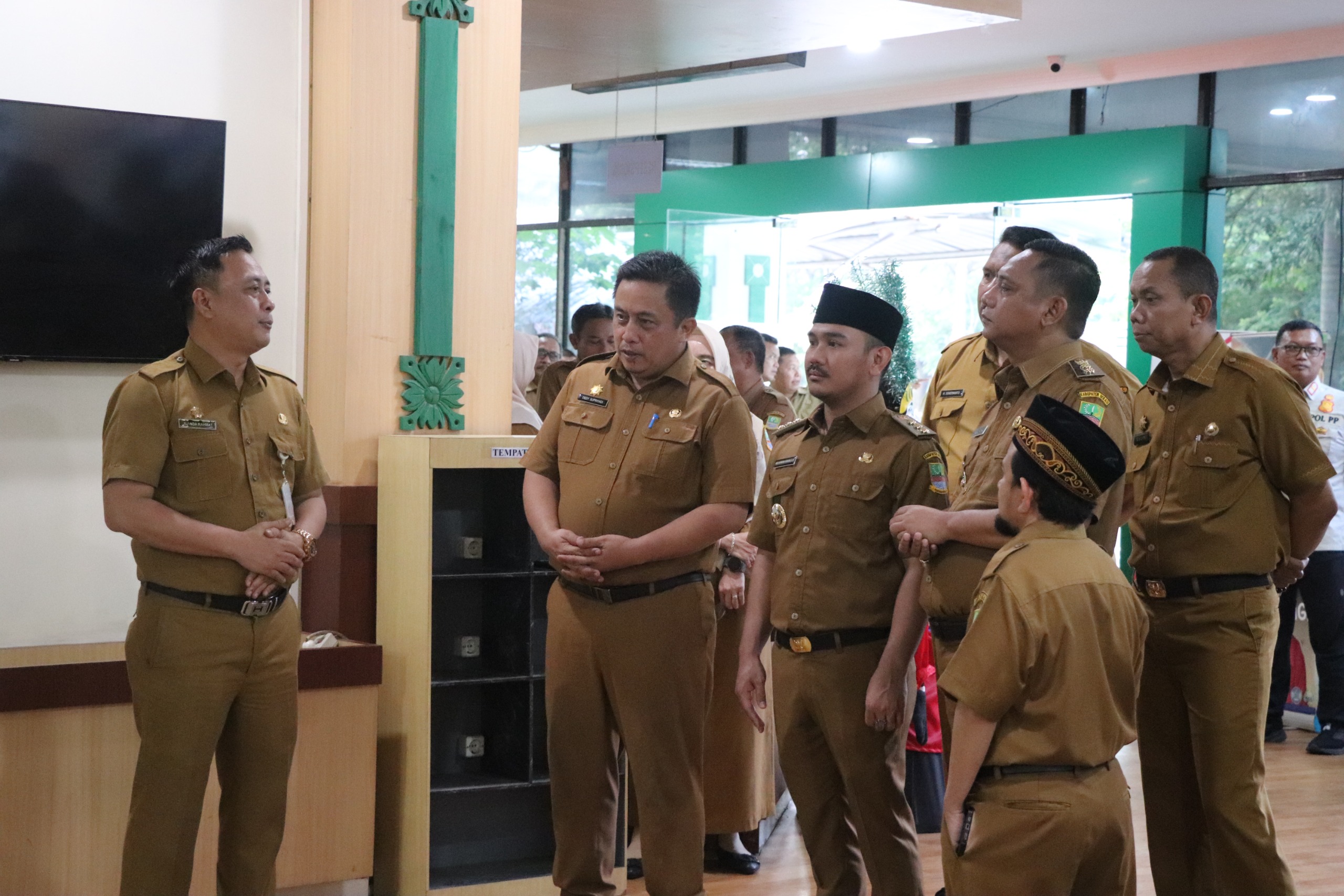Sekretaris Daerah Kabupaten Bekasi, Dedy Supriyadi bersama Bupati dan Wakil Bupati meninjau pelayanan masyarakat usai apel. Foto: Ist