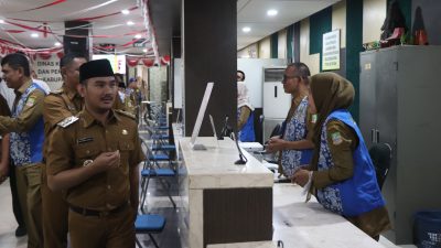 Bupati Bekasi Ade Kuswara Kunang bersama Wabup Asep meninjau pelayanan publik. Foto: Ist