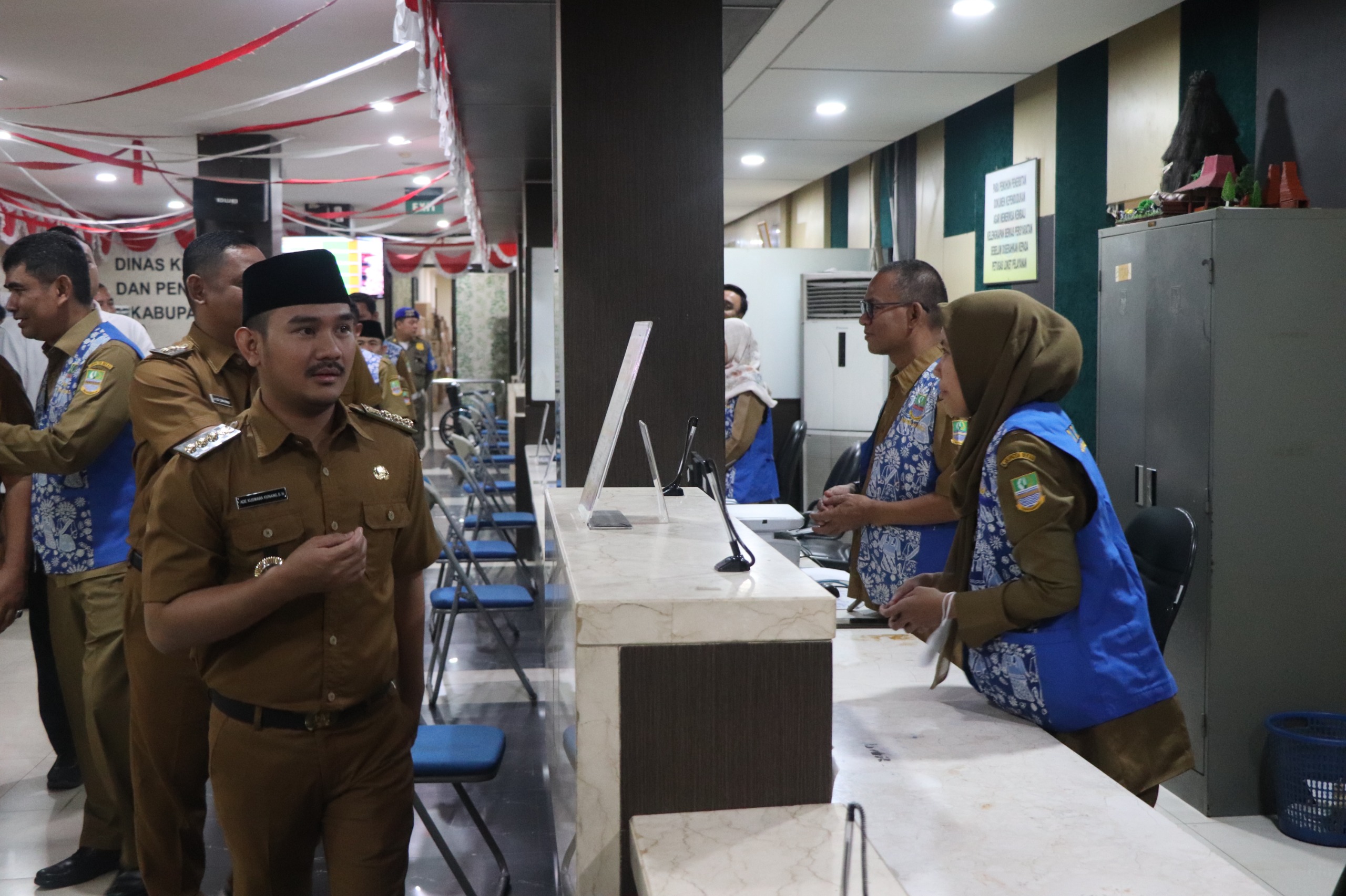Bupati Bekasi Ade Kuswara Kunang bersama Wabup Asep meninjau pelayanan publik. Foto: Ist