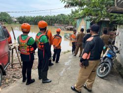 Dua Warga Terjebak Banjir di Kampung Lebak Bekasi Utara Berhasil Diselamatkan