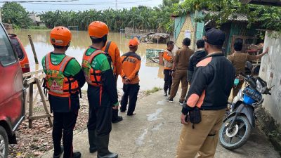 Petugas BPBD saat bersiaga di Kampung Lebak, Teluk Pucung, Kota Bekasi saat banjir, Senin (3/3/2025). Foto: Ist