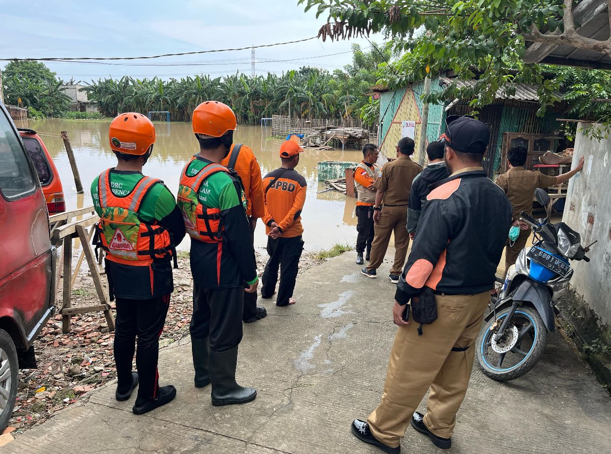 Petugas BPBD saat bersiaga di Kampung Lebak, Teluk Pucung, Kota Bekasi saat banjir, Senin (3/3/2025). Foto: Ist
