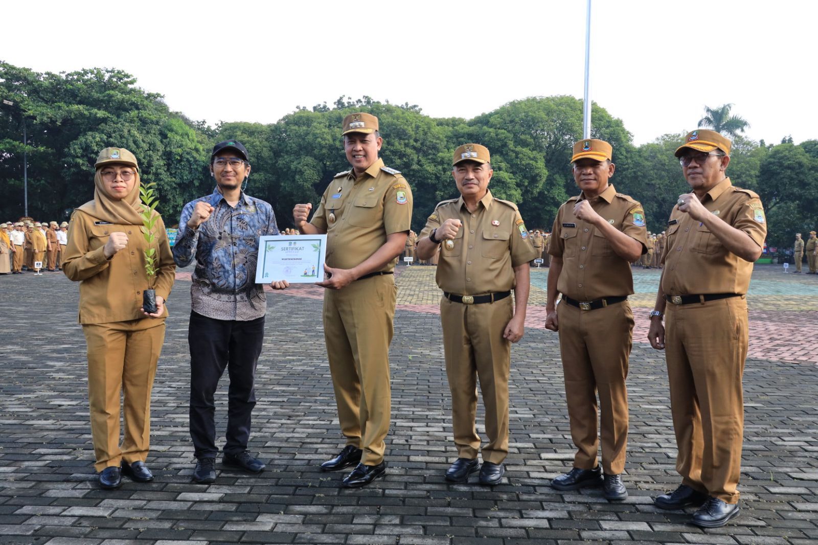 Wali Kota dan Wakil Wali Kota Bekasi, Tri Adhianto - Harris Bobihoe mempim apel perdana bersama. Foto: Ist