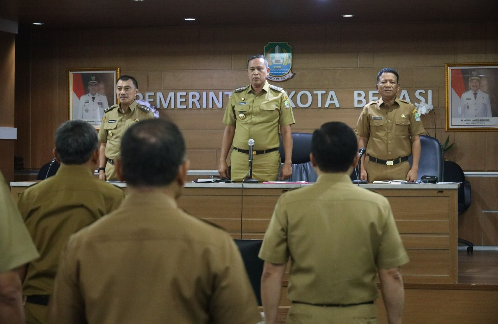 Kota Bekasi - Wali Kota dan Wakil Wali Kota Bekasi Tri Adhianto - Harris Bobihoe didampingi Sekda Kota Bekasi Junaedi melakukan pertemuan tatap muka bersama dengan kepala OPD, Senin (3/3/2025). Foto: Ist