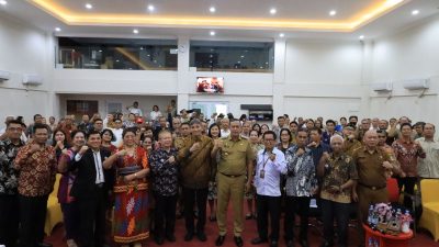 Wali Kota Bekasi, Tri Adhianto, menghadiri Rapat Kerja Persekutuan Gereja-Gereja dan Lembaga-Lembaga Injil Indonesia (PGLII) Kota Bekasi sekaligus bersilaturahmi bersama anggota di Sekretariat PGLII Kelurahan Jakasetia, Kecamatan Bekasi Selatan.