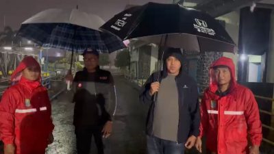 Wali Kota Bekasi Tri Adhianto meninjau tinggi muka air di bendungan Kali Bekasi, Selasa (4/3/2025). Foto: Ist