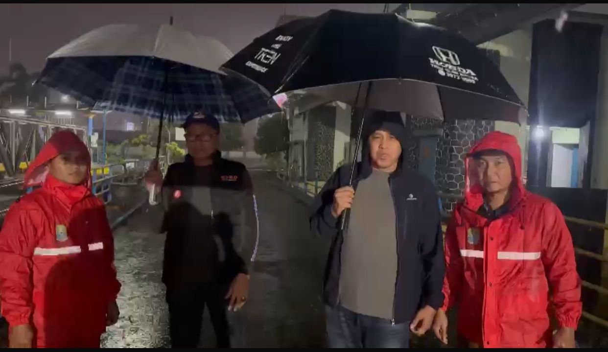 Wali Kota Bekasi Tri Adhianto meninjau tinggi muka air di bendungan Kali Bekasi, Selasa (4/3/2025). Foto: Ist