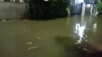 Warga kompleks di belakang Stadion Patriot Candrabhaga mulai dikepung banjir akibat luapan Kali Bekasi dan curah hujan yang cukup tinggi, Selasa (4/3/2025) dini hari.