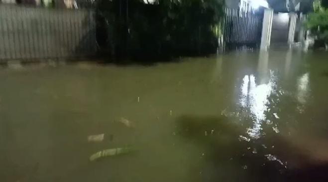Warga kompleks di belakang Stadion Patriot Candrabhaga mulai dikepung banjir akibat luapan Kali Bekasi dan curah hujan yang cukup tinggi, Selasa (4/3/2025) dini hari.